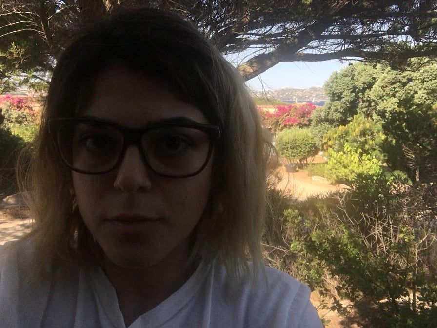 Roberta, cameriera cagliaritana nel resort di Santo Stefano: “Positiva al Covid e abbandonata da una settimana”