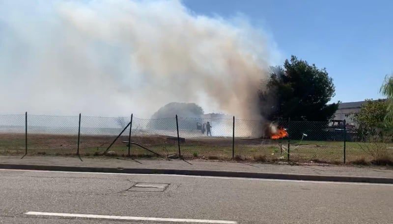 Cagliari, vasto incendio in via San Paolo: le fiamme sfiorano un gruppo di case
