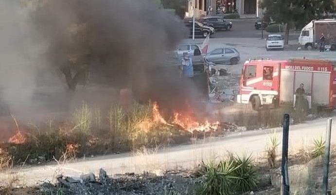 Paura a Cagliari, fuoco accanto alle case in via Is Mirrionis: un’auto, sterpaglie e rifiuti in fiamme