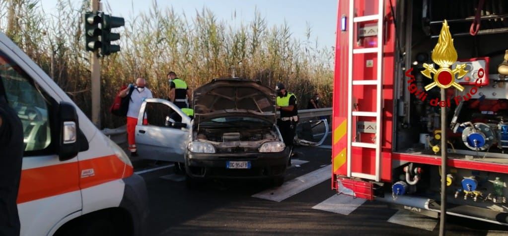Cagliari, grave incidente al Poetto: una persona estratta dalle lamiere, è in codice rosso