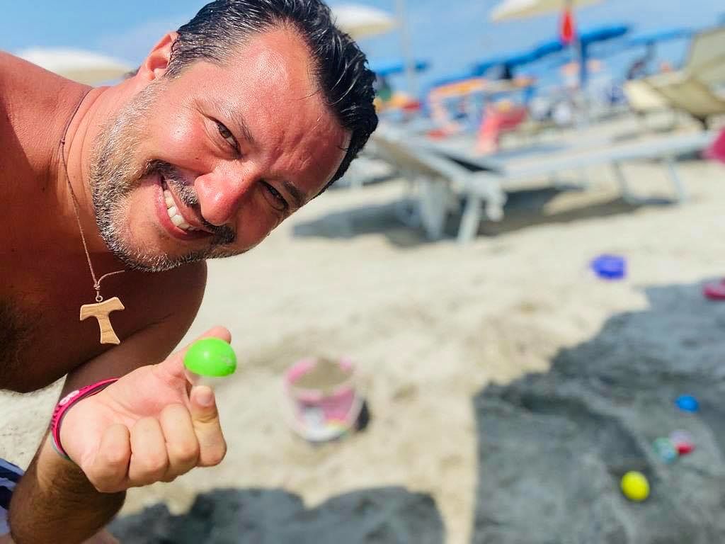 Discoteche chiuse, Salvini durissimo: “Governo duro con gli italiani e morbido con i migranti”