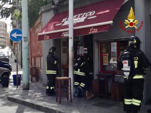 Cagliari, fuoco in una paninoteca in piazza San Rocco: evacuato il locale