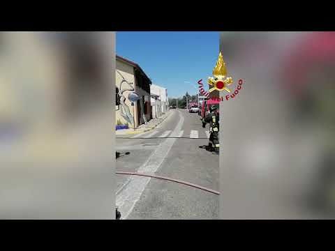 San Sperate, terribile incendio in una casa: due persone intossicate e portate in ospedale (VIDEO)