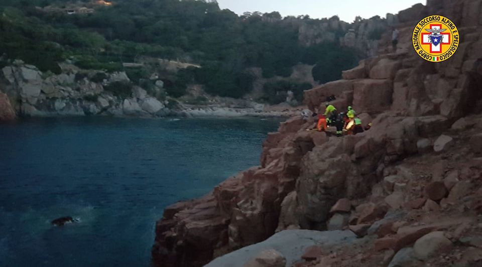 Cala Moresca, 21enne cade dalla scogliera e precipita per 15 metri: all’ospedale con un trauma cranico