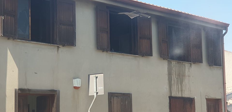 San Sperate, gli angeli che salvano una donna: “Portata via con il marito dalla casa in fiamme grazie a una scala”