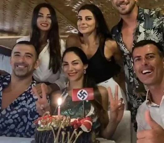 Sui social una torta con la svastica. Serena Enardu si scusa: “Nessun inno al nazismo, solo una leggerezza”