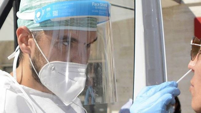 Positivi al Covid in Sardegna, la richiesta di molti turisti: “Vogliamo fare la quarantena qui”