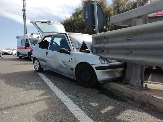 Cagliari, Peugeot con quattro tedeschi si schianta sul guard rail: tutti i turisti in ospedale