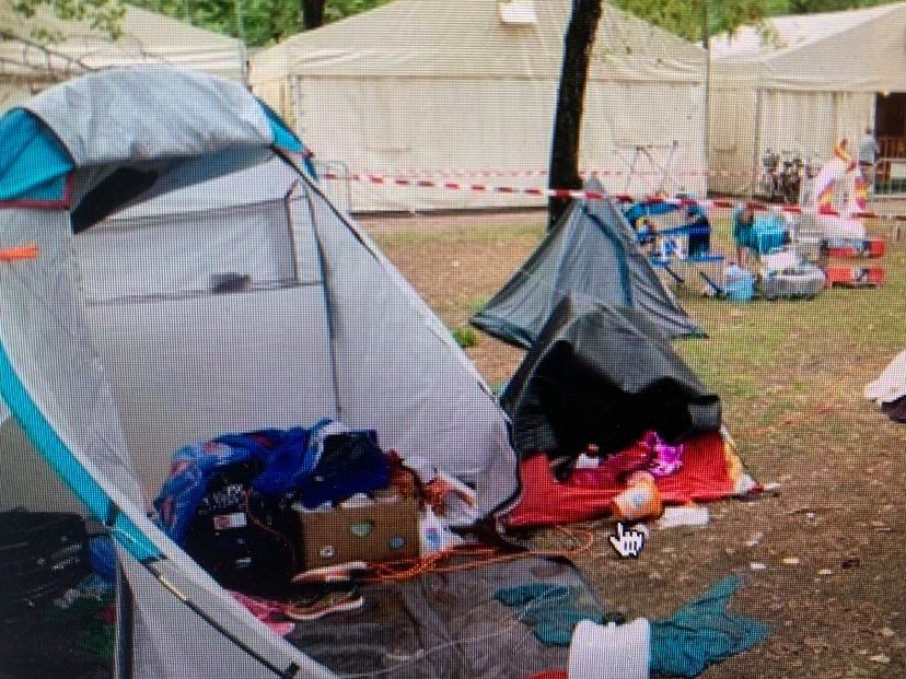 Una tromba d’aria fa crollare un albero sulla tenda: muore una bimba di tre anni con la sorella 14enne