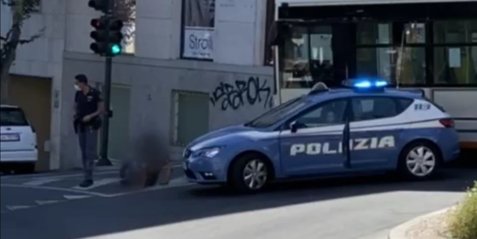 Cagliari, tensione in pieno centro: un uomo si siede in mezzo alla strada tra le auto