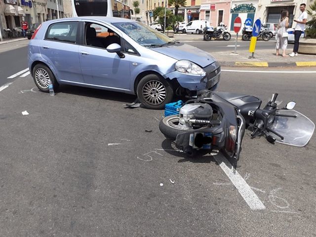 Cagliari, scontro in viale Trieste tra uno scooterone e una Punto: feriti un 24 enne e una 19enne