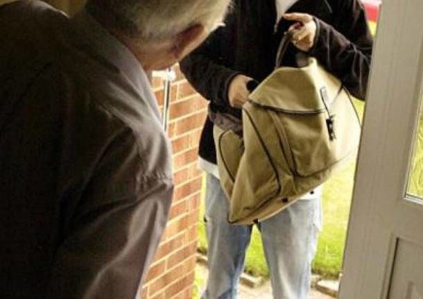 Si finge arrotino e deruba un 85enne di Olbia quasi ipovedente: Rom nei guai