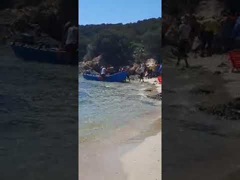 Tuerredda, i migranti sbarcano nel pomeriggio tra i bagnanti in spiaggia: il video
