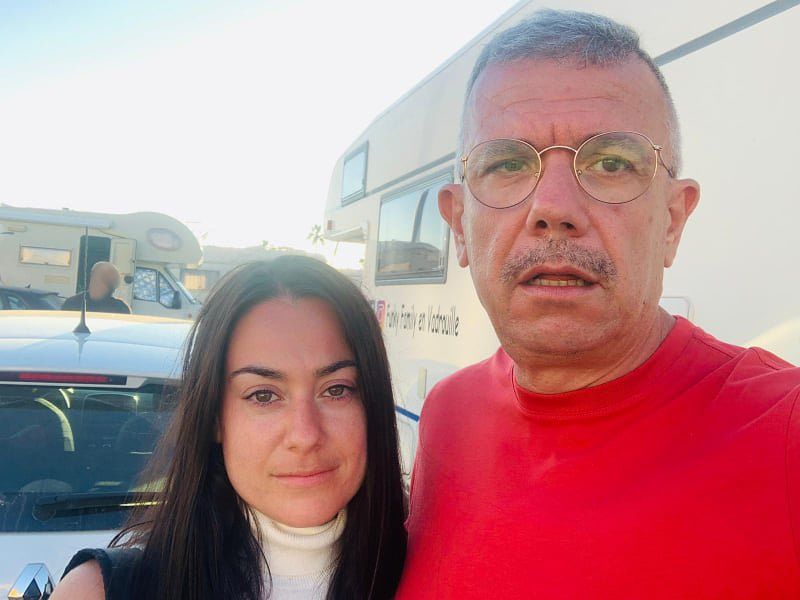 Turisti piemontesi si fermano a Bosa per un tuffo e gli svaligiano l’auto: “Vacanza rovinata”