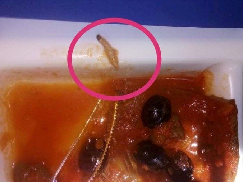 Cagliari, brutta sorpresa per una paziente del Brotzu: “C’è un verme nel mio piatto”