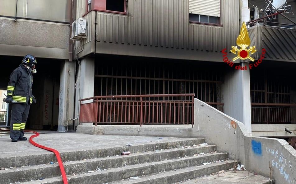 Paura nella notte a Cagliari, scooter in fiamme a Sant’Elia tra i pilotis di palazzo Bodano