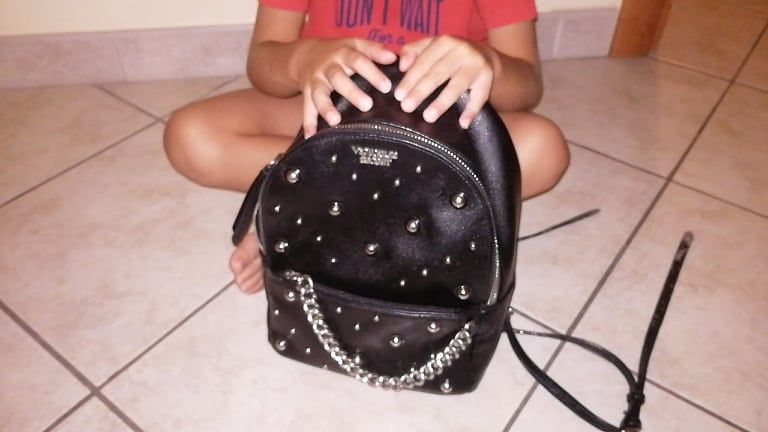 Terramaini, ritrovato lo zainetto con i farmaci salvavita: “Grazie a un giardiniere dal cuore d’oro”