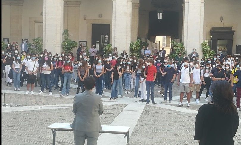 5,6 milioni di studenti tornano in classe, Azzolina: “Sarà una bellissima giornata”