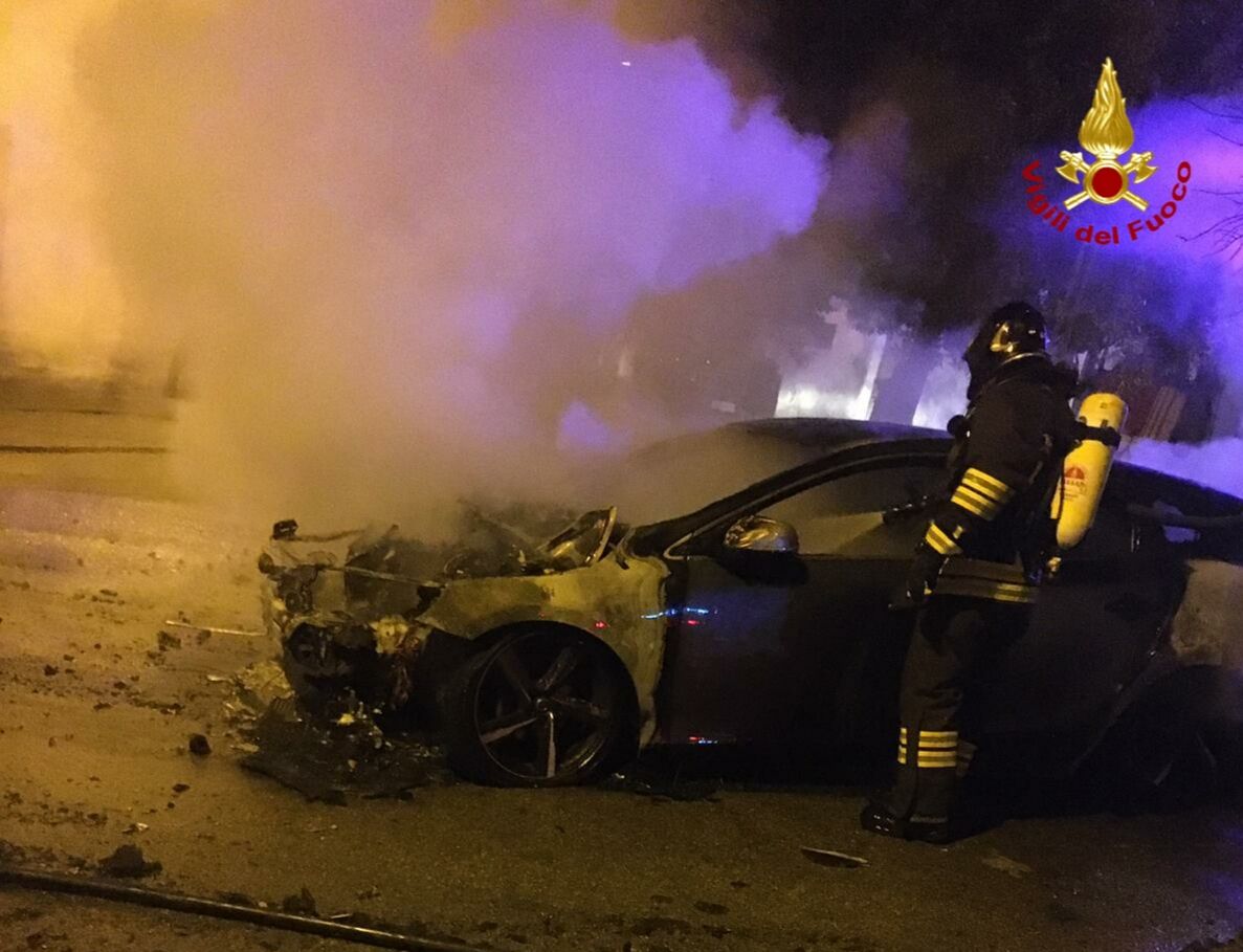 Auto in fiamme nella notte a Bottidda, sul posto i vigili del fuoco