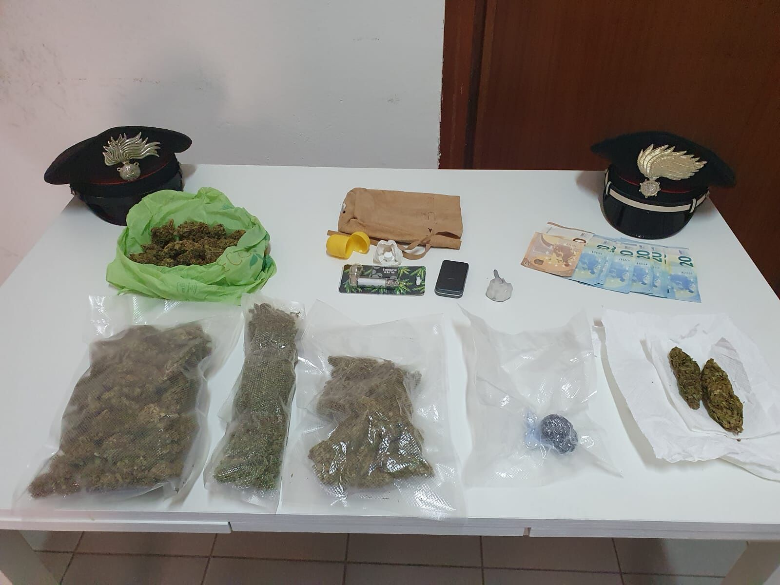 Nasconde in casa cocaina e marijuana, nei guai un 26enne di Portoscuso