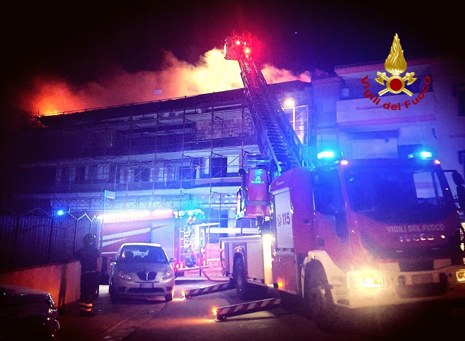 Fiamme nella notte a Sestu, bruciato il tetto di una palazzina in costruzione