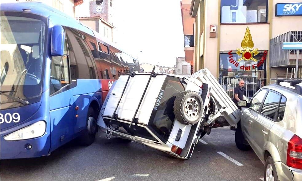 Incidente a Mandas, coinvolti un autobus di linea e due auto