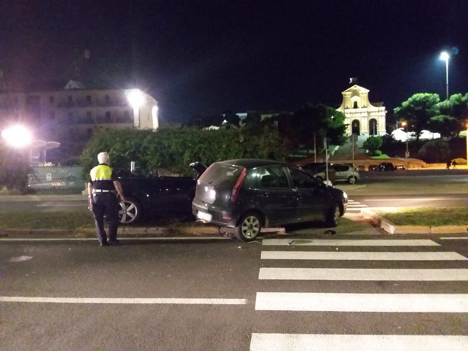 Cagliari, scontro nella notte in viale Colombo: 4 feriti in ospedale, due auto distrutte