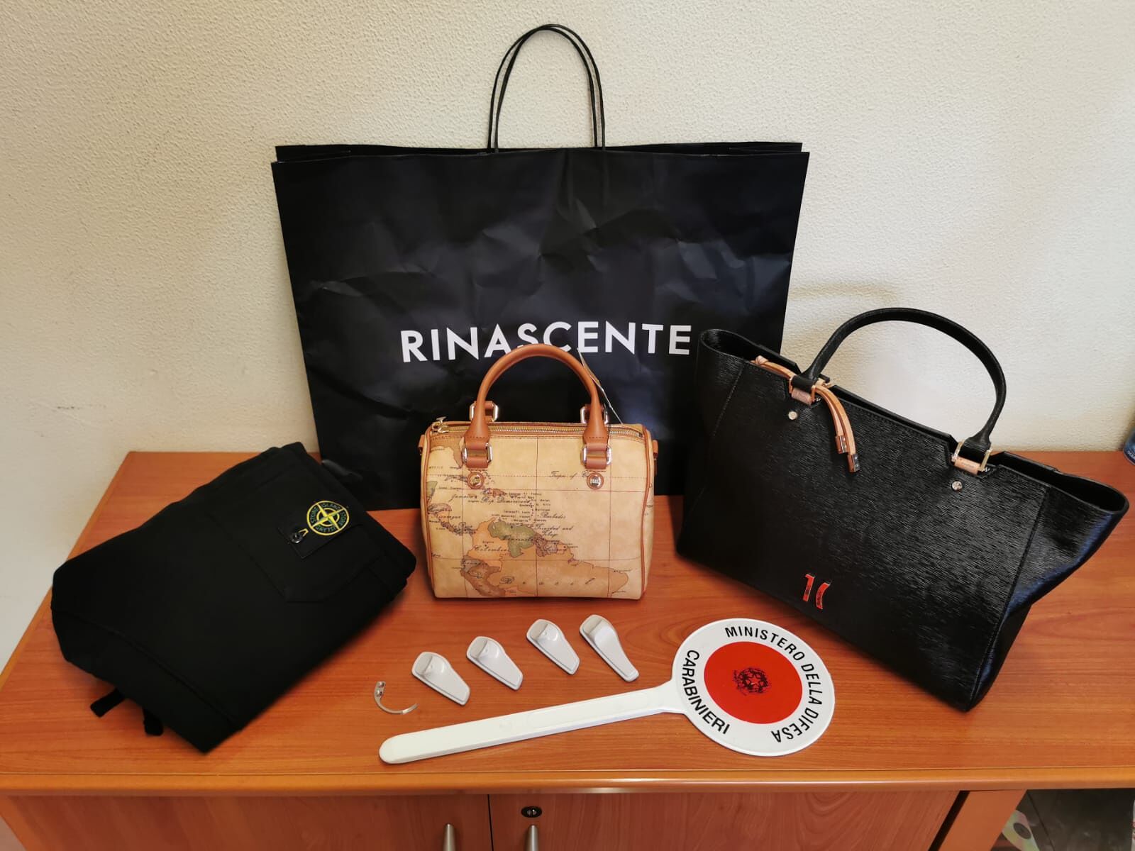 Cagliari, ruba borse e pantaloni griffati alla Rinascente: arrestata una 25enne sassarese