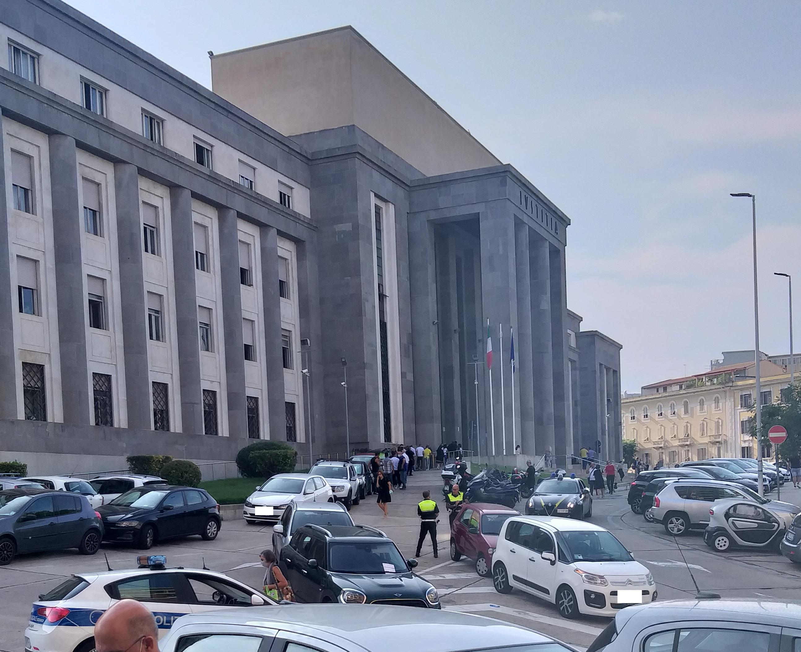 Cagliari, auto in sosta in doppia fila e sull’isola spartitraffico: strage di multe in via Tuveri