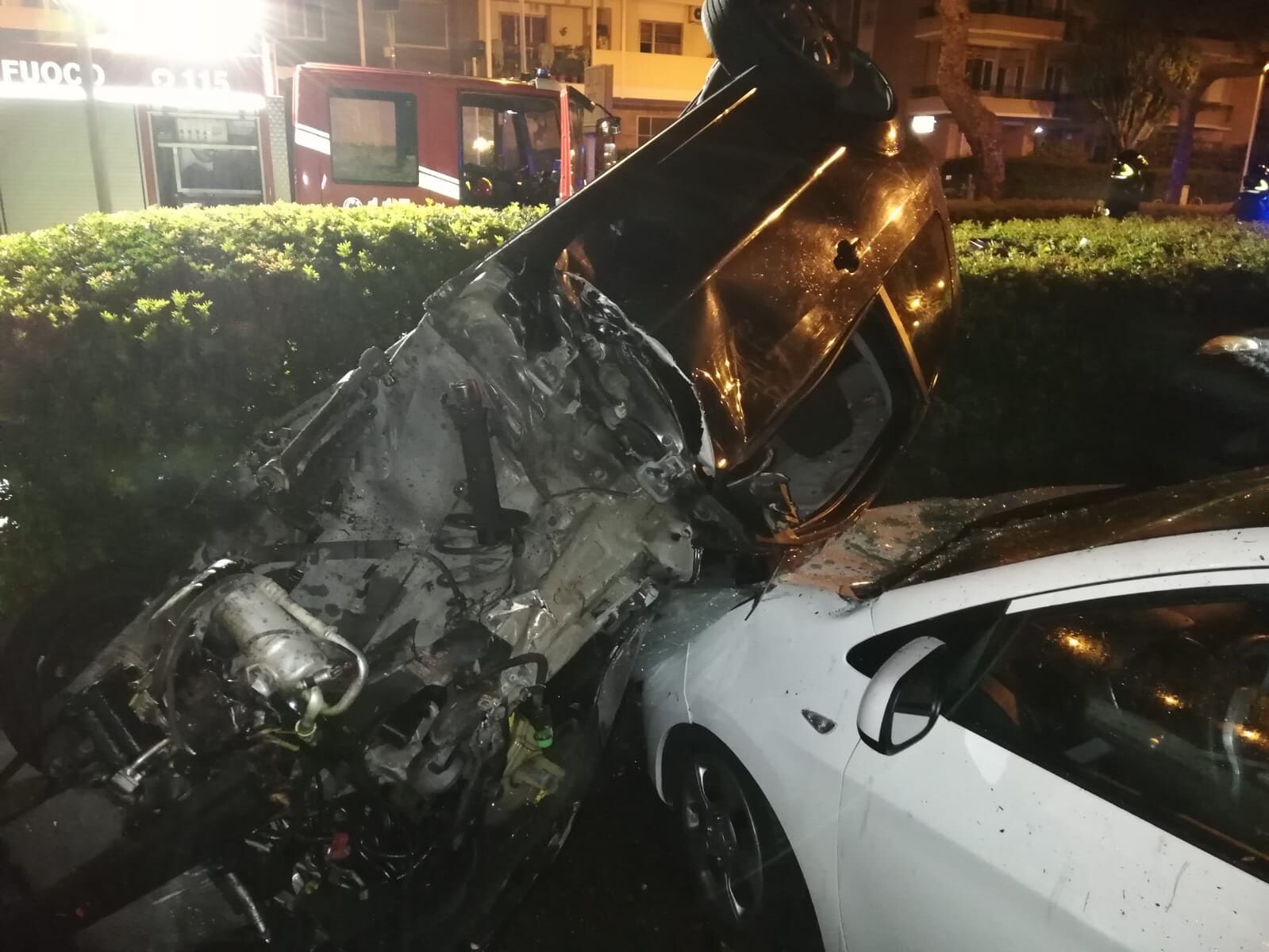 Viale Diaz: si scontra con un albero, si ribalta e colpisce tre auto in sosta