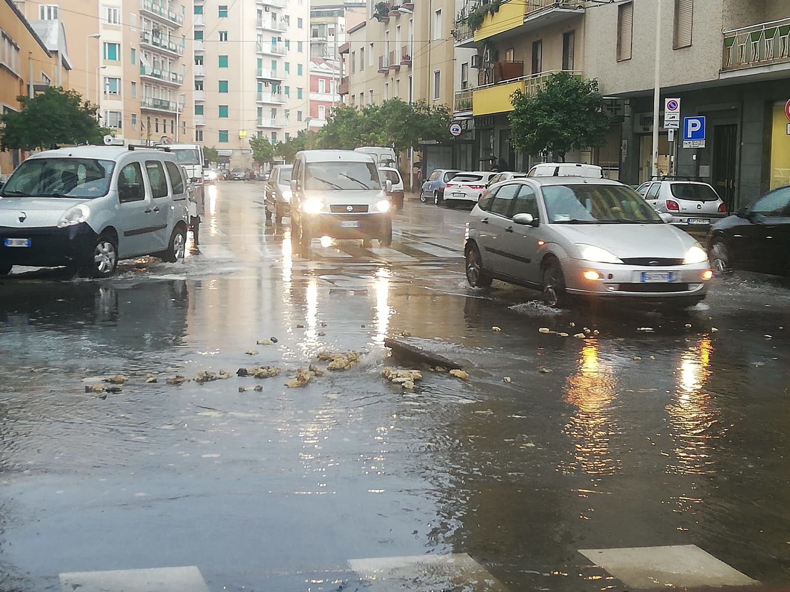 Bomba d’acqua su Cagliari, tombini ko e strade allagate dal nubifragio
