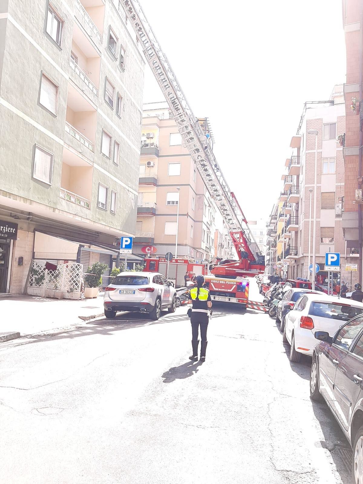 Cagliari, piovono calcinacci da un palazzo in via Puccini: strada chiusa