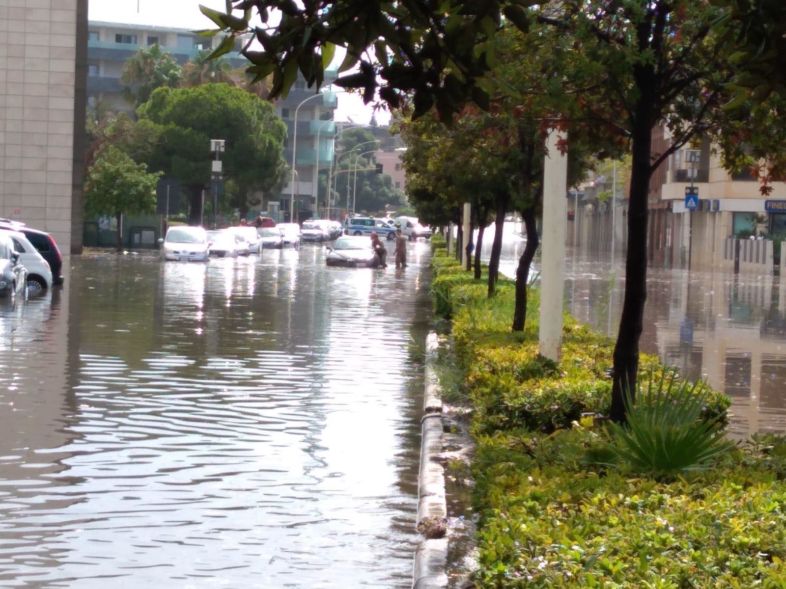 Strade come fiumi a Cagliari: auto in panne in viale Diaz