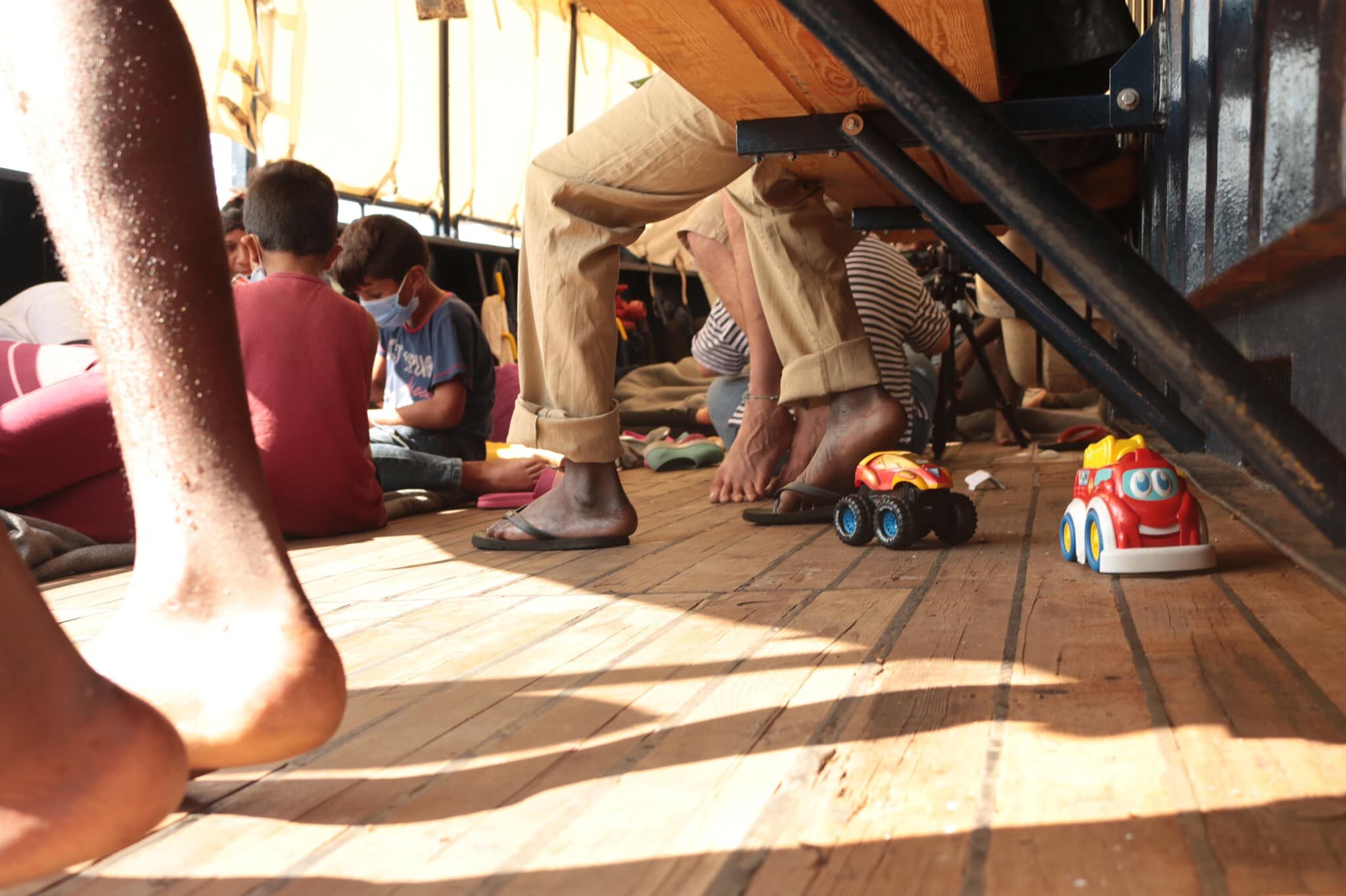 Migranti, la nave Alan Kurdi che da giorni vaga nel Mediterraneo fa rotta verso Arbatax