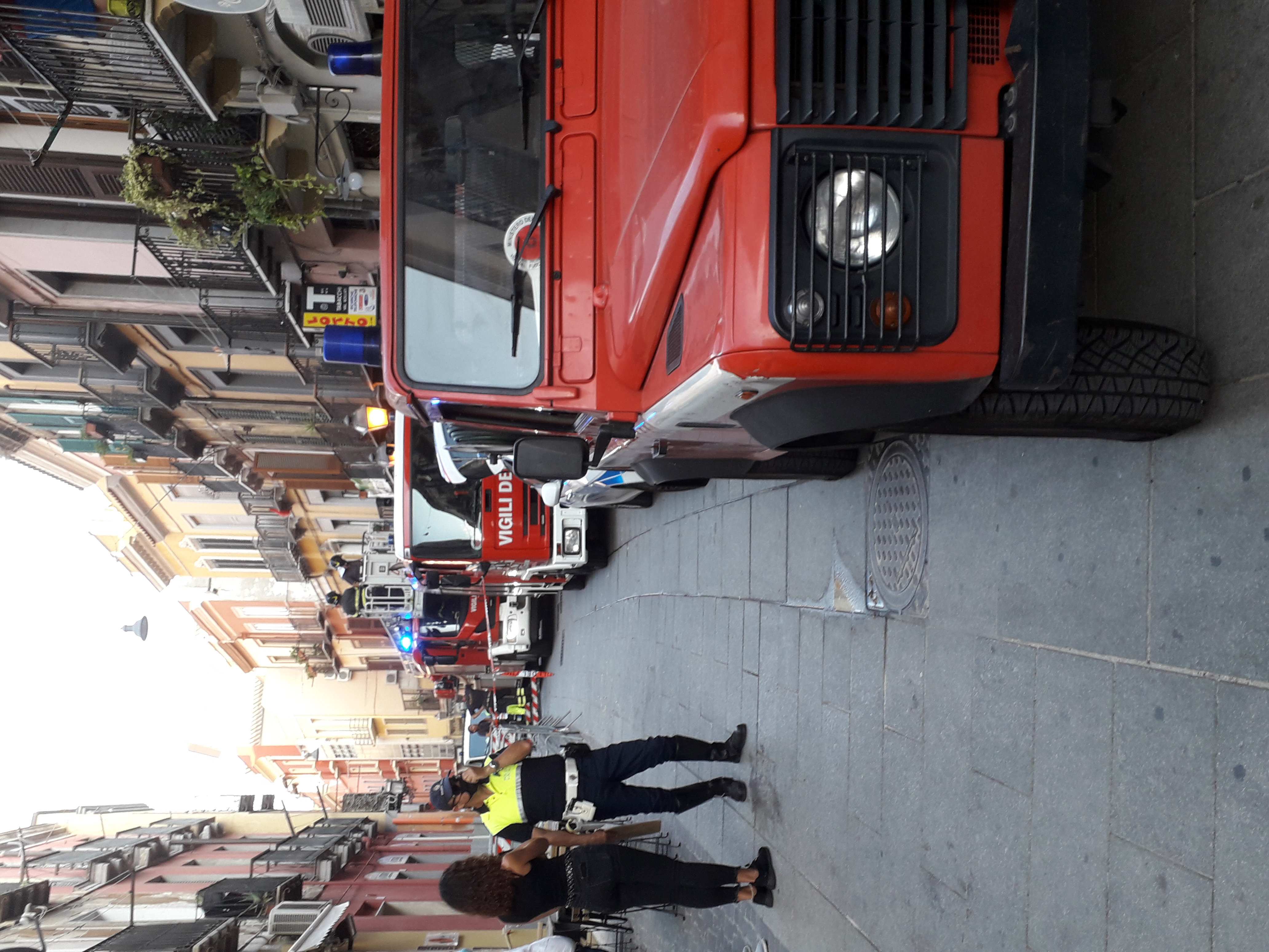 Cagliari, nuovi crolli nel Corso e arrivano i vigili del fuoco: “Ormai è una strada pericolosa?”