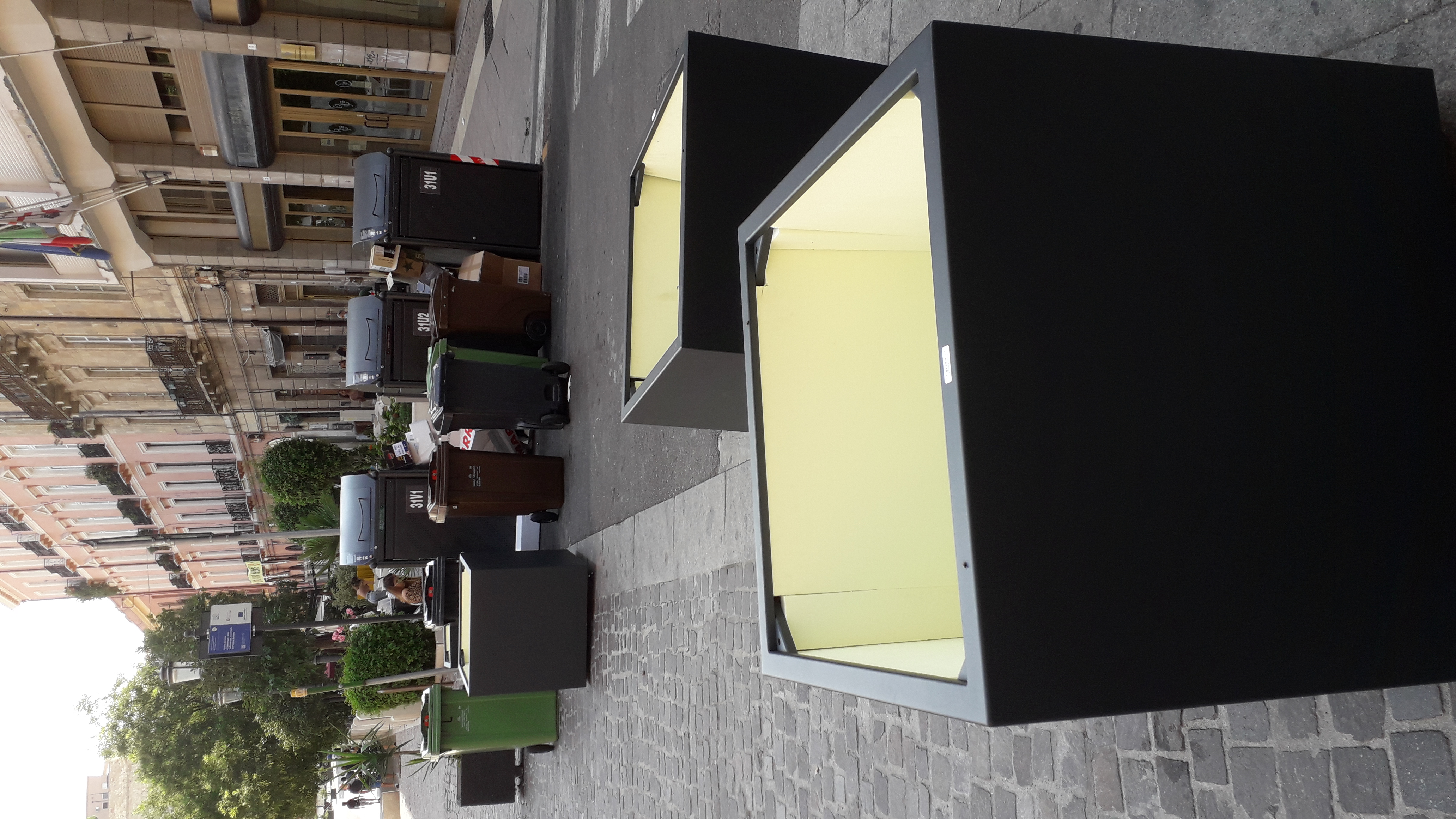 Cagliari, le nuove fioriere della discordia nel centro storico: “Così viene ingabbiato il Corso”