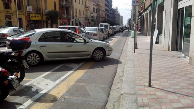 Cagliari, padre e figlio picchiati in via Sonnino: caccia all’aggressore