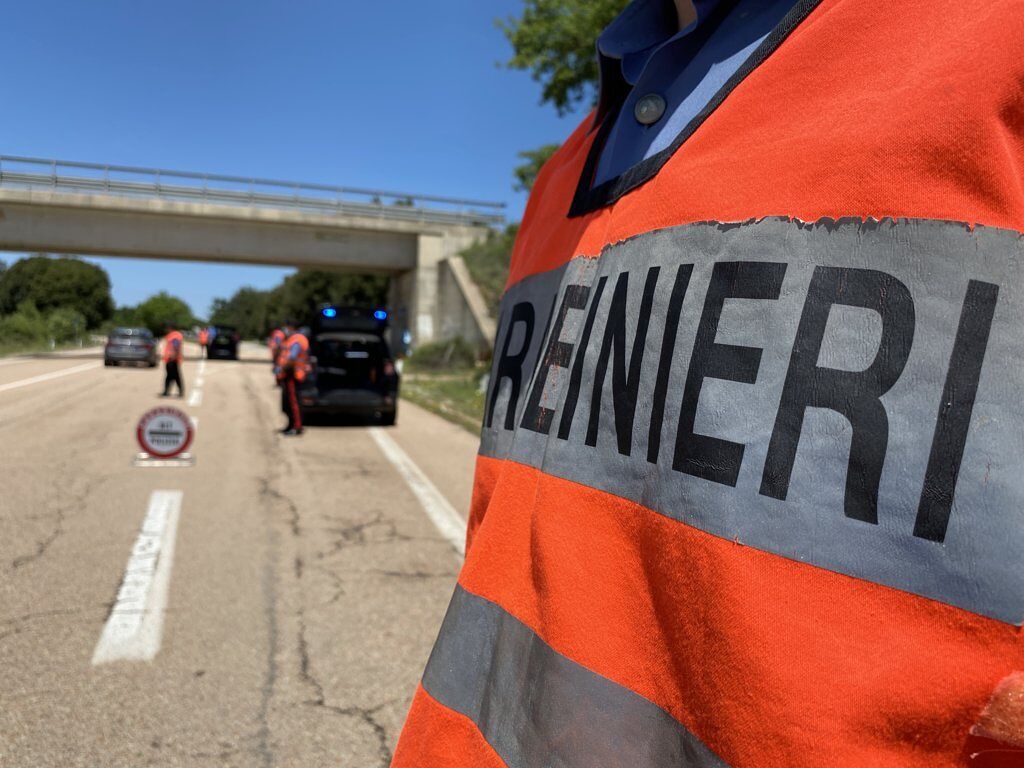 In auto con due coltelli da 20 centimetri sotto il sedile: due denunce a Villanova Tulo