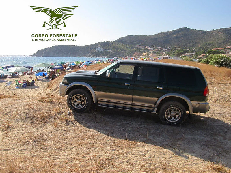 Col fuoristrada nelle dune di Solanas. scoperto dai Forestali: non un turista, ma un sardo