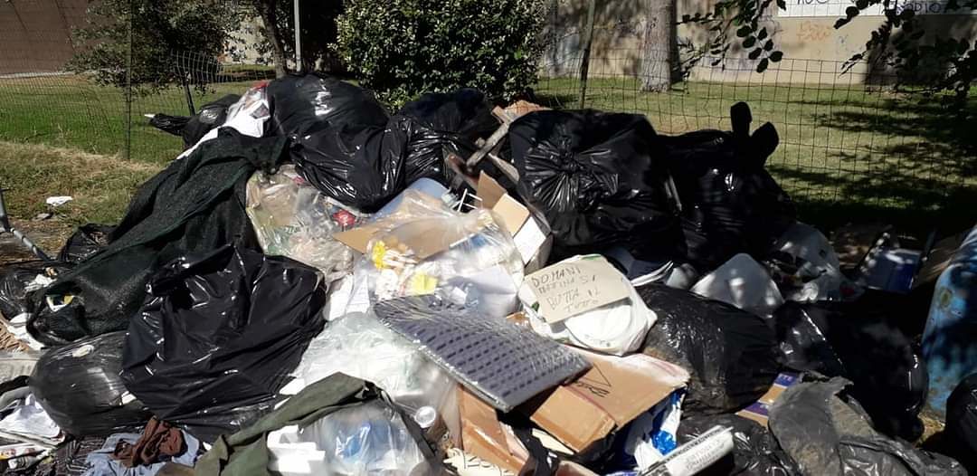 Caddozzi dei rifiuti “nel sacco” a Monserrato, multa salata per una coppia di residenti