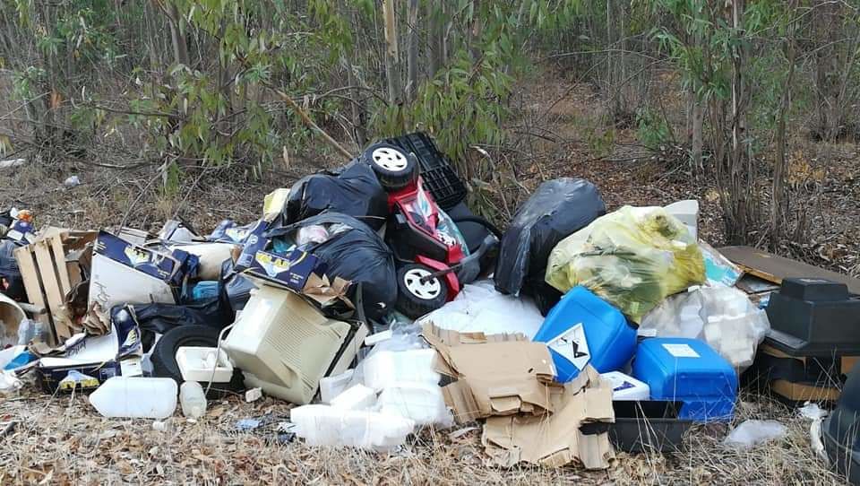 Discarica abusiva a Villaspeciosa, il sindaco: “Frugherò tra i rifiuti per stanare il colpevole”