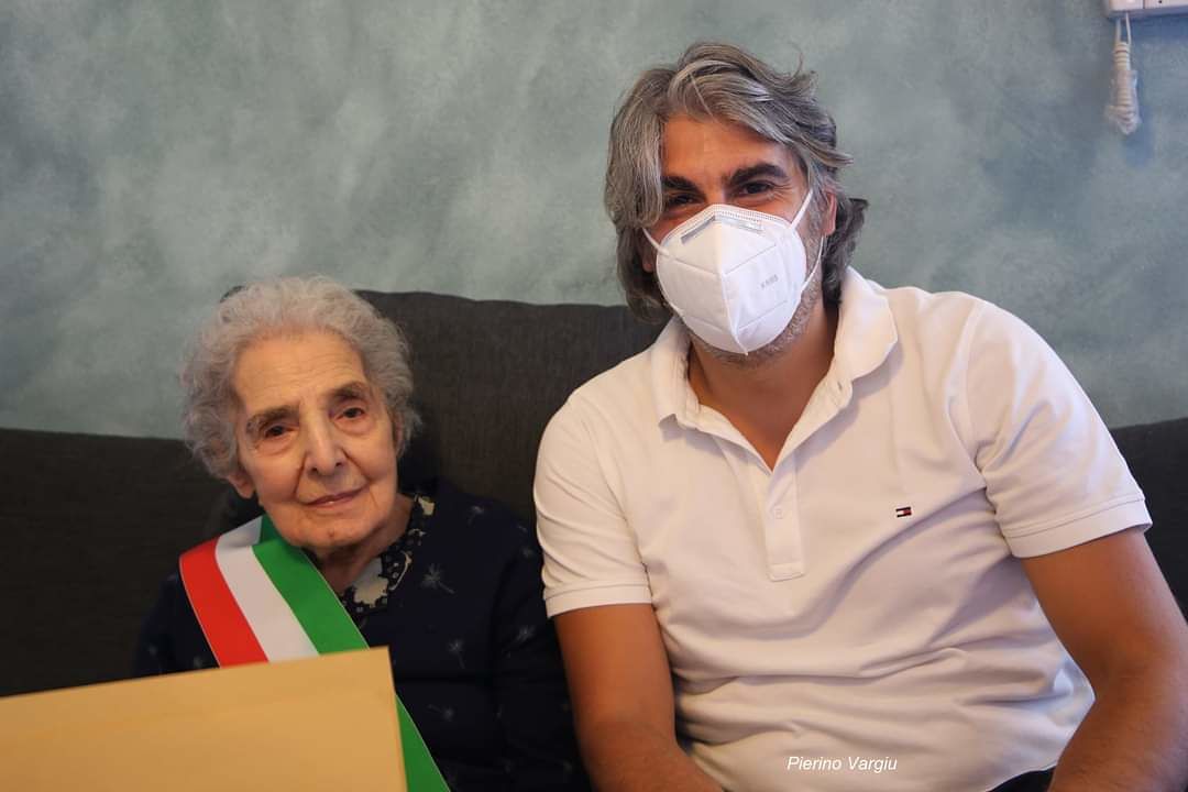Grande festa a Monserrato per i primi 100 anni di tzia Emilia Atzeni: “La mia longevità? Cyclette e buon cibo”