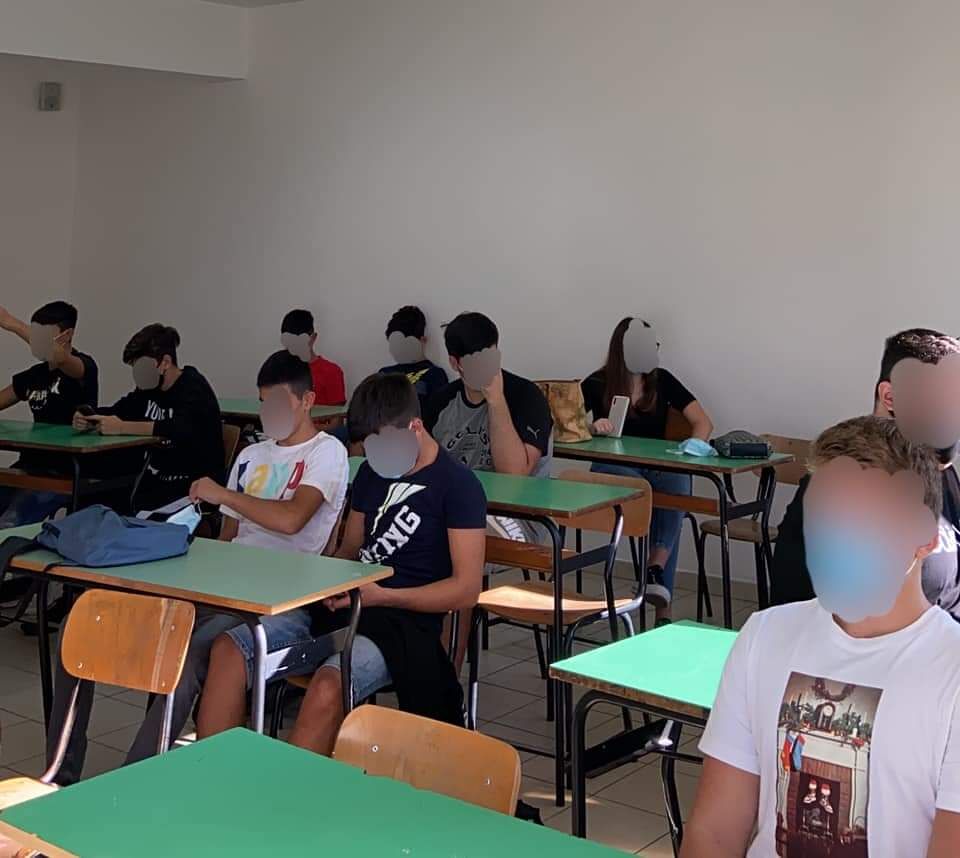 Monserrato, la denuncia di una mamma: “All’istituto Scano nessun distanziamento tra i banchi”