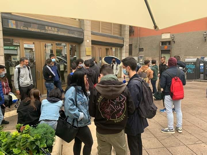 Studenti in rivolta a Cagliari: “Ci stanno sfrattando dagli alloggi Ersu”