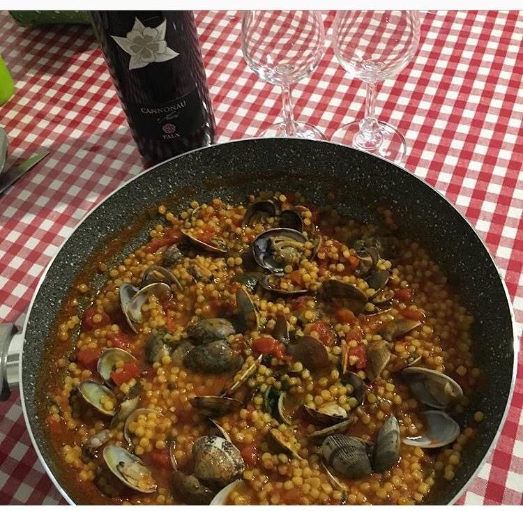 Un piatto e un vino per ogni paese.  Giro dell’isola in quattrocento tavole