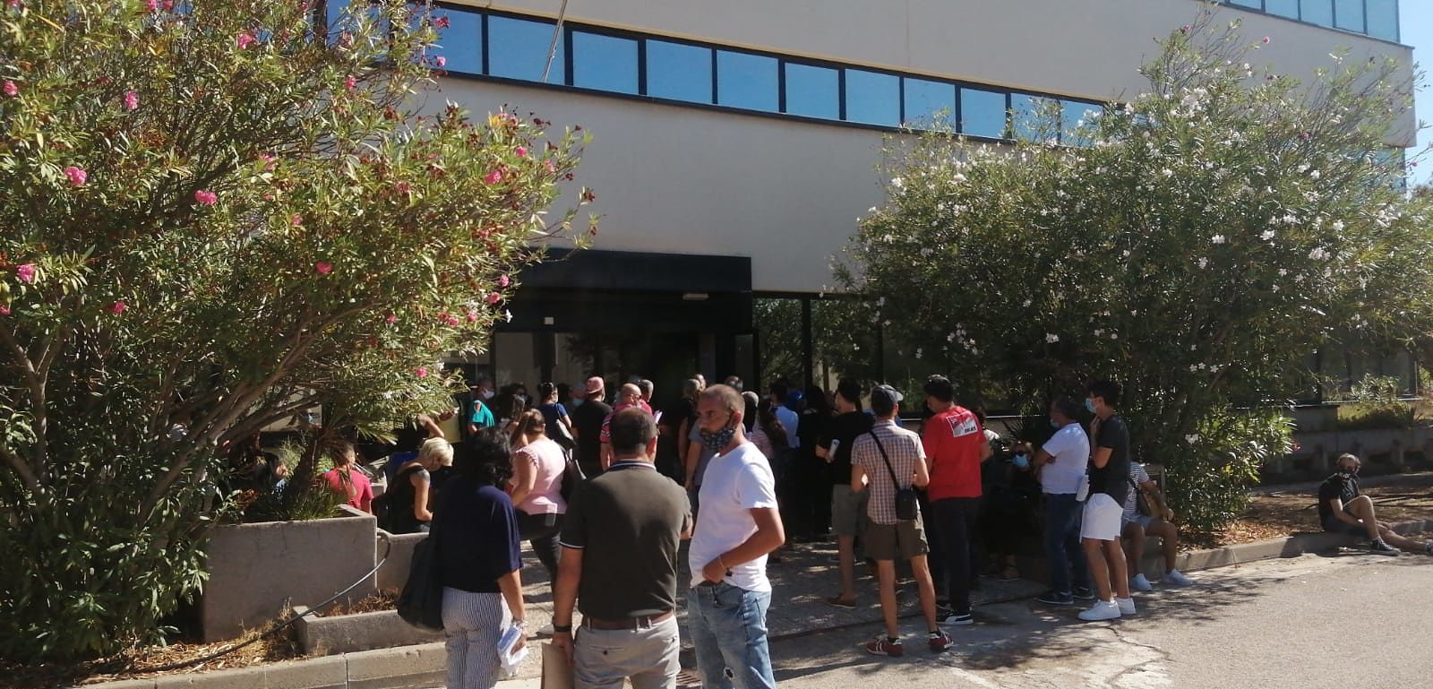 “89 persone in fila a mezzogiorno alla Motorizzazione di Cagliari, così non si può andare avanti”