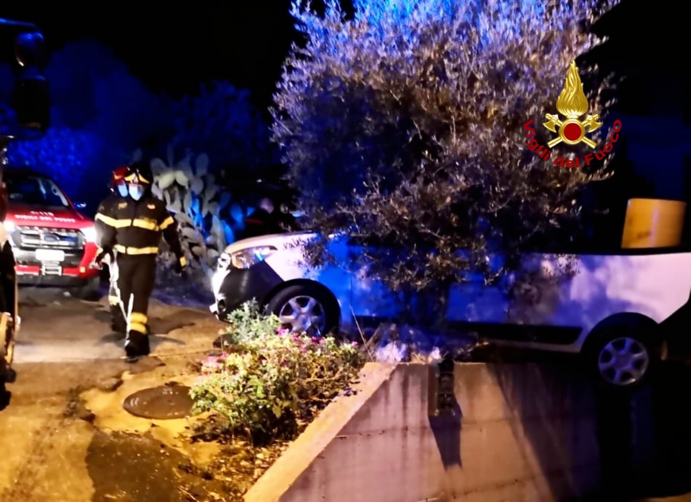 Va a sbattere contro un albero e rischia di precipitare con l’auto: un ferito a Villaputzu