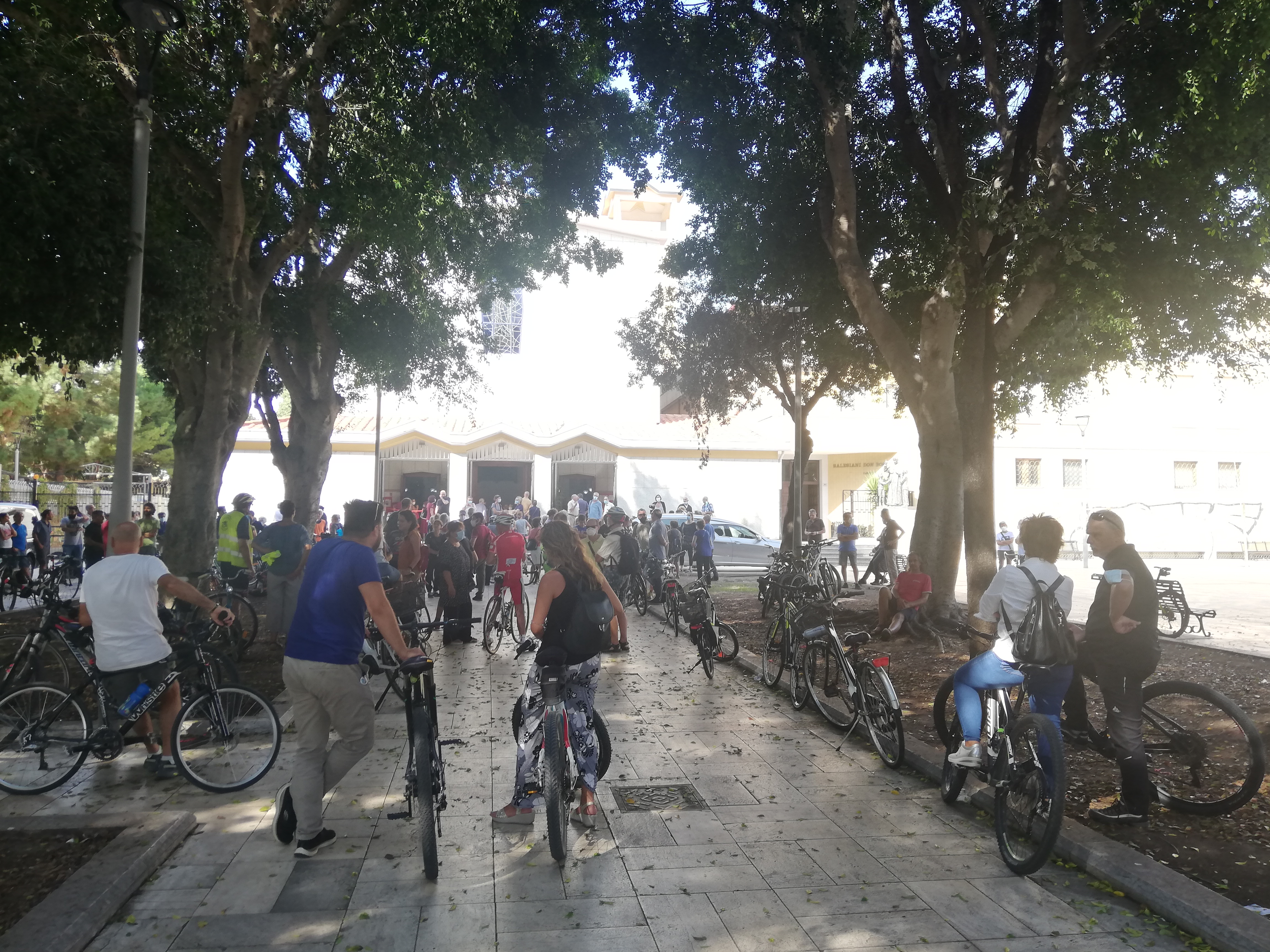 Corteo di bici a Cagliari per l’addio a Andrea Olla, prof ecologista: “Mancherai a chi vuol cambiare il mondo”