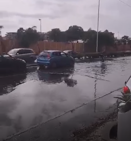Maltempo a Cagliari, viale Poetto  diventa”navigabile”: la strada è un fiume – VIDEO