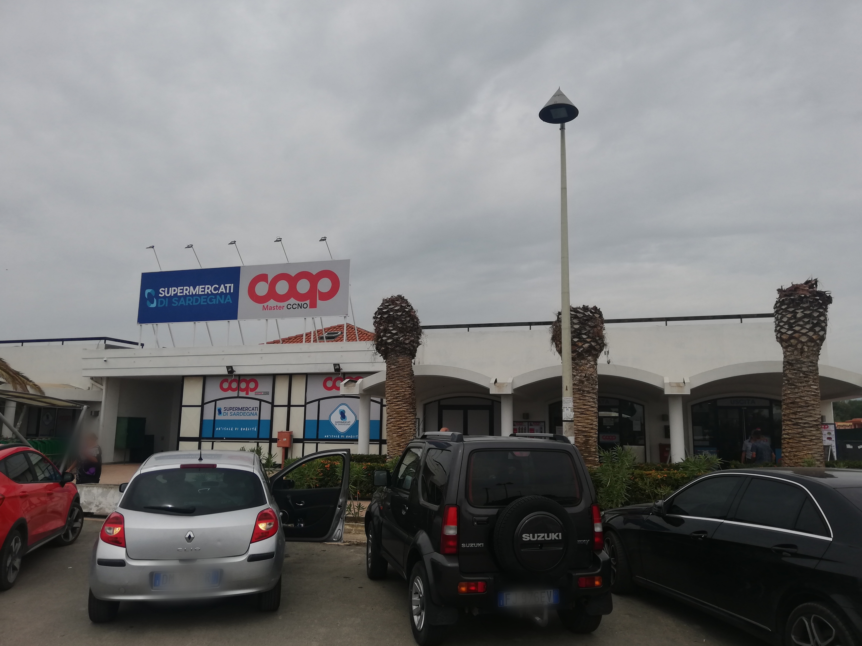 Quartu, colpo alla Coop di Flumini: “Quattro ladri in fuga con salumi e pesce fresco” (VIDEO)